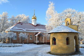 часовня Казанской Божьей матери и Михайловский храм зимой